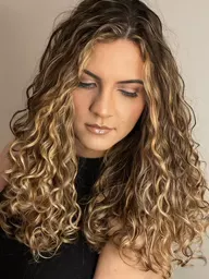 Cachos longos com mechas loiras