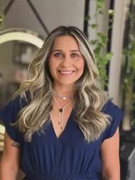 Cliente com cabelo loiro platinado e ondulado