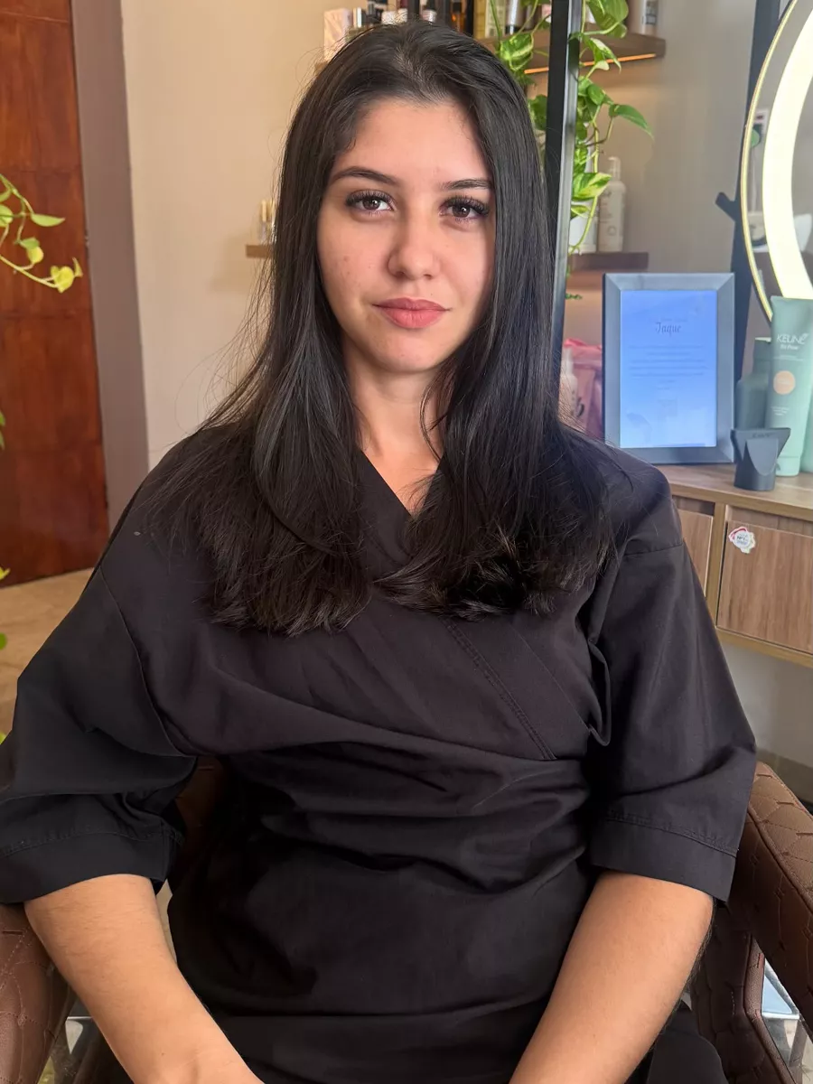 Cliente de cabelo castanho escuro liso e uniforme, antes do serviço