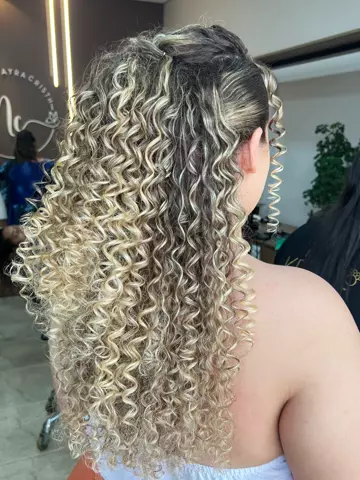 Penteado semi-preso em cachos loiros, visto de costas