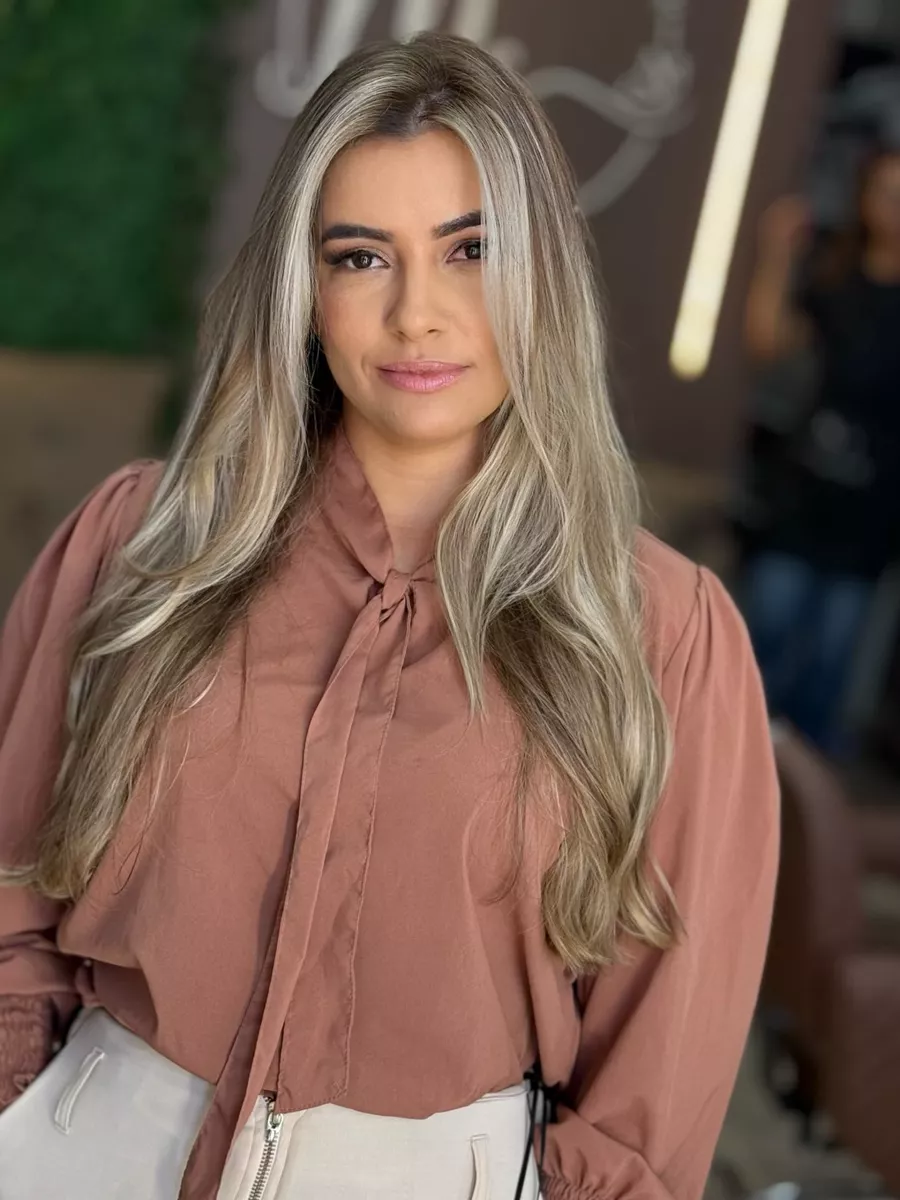 Cliente com cabelo longo loiro platinado com mechas