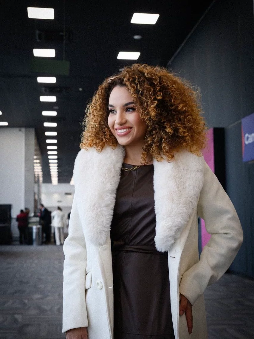 Mayra de casaco branco em um evento de beleza