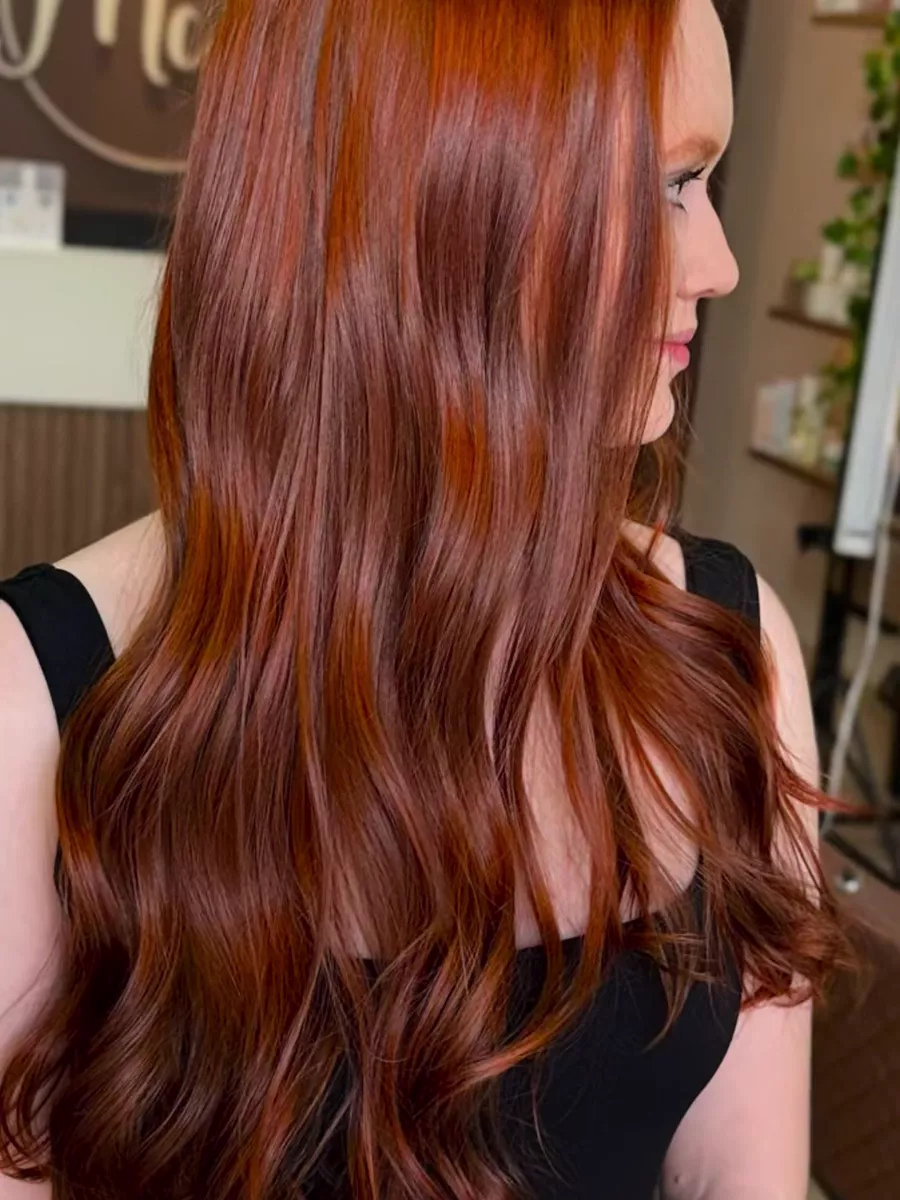 Cliente com cabelo longo ruivo cobre intenso